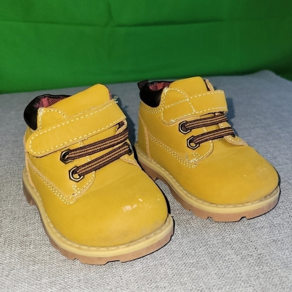 Bundle of 4 pairs of winter boots por baby. - Picture 12 of 13